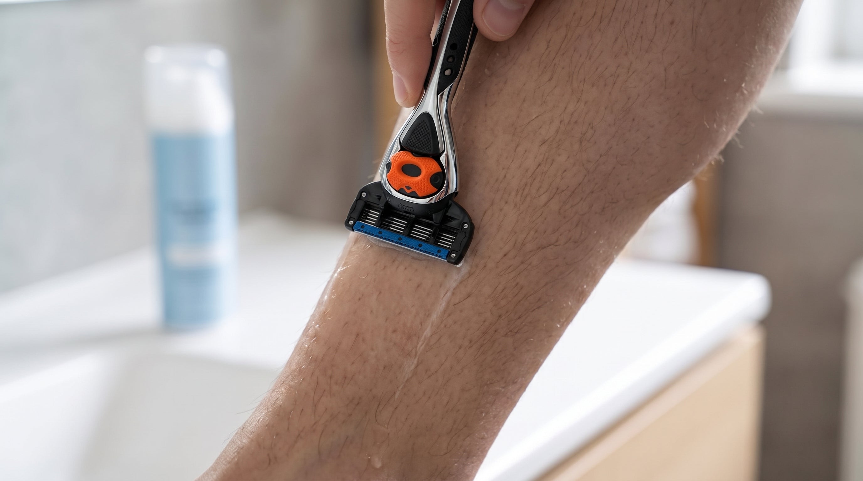 Barbering med haarets groretning, med ShaveSafe. AI-genereret billede.