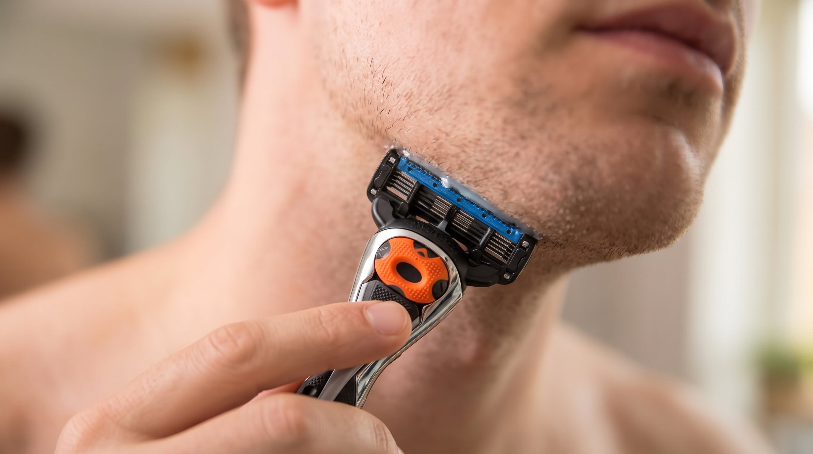 Halsbarbering med ShaveSafe skraber. AI-genereret billede.