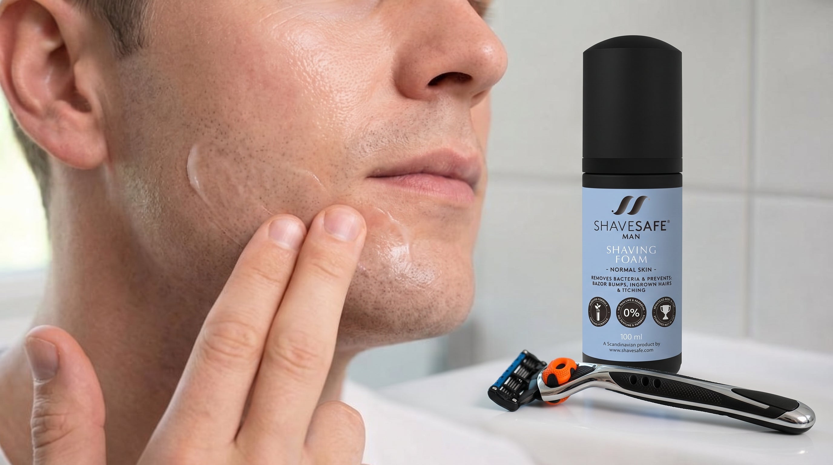 Alkoholfri aftershave til sensitiv hud fra ShaveSafe. AI-genereret billede.