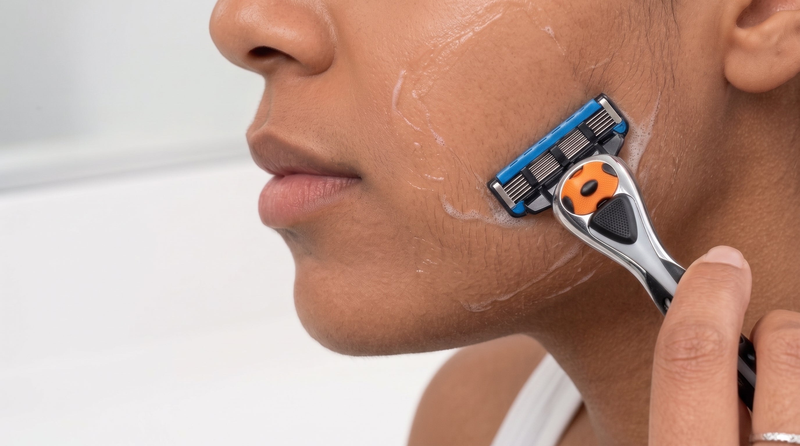 Ansigtsskraber til kvinder fra ShaveSafe. AI-genereret billede.