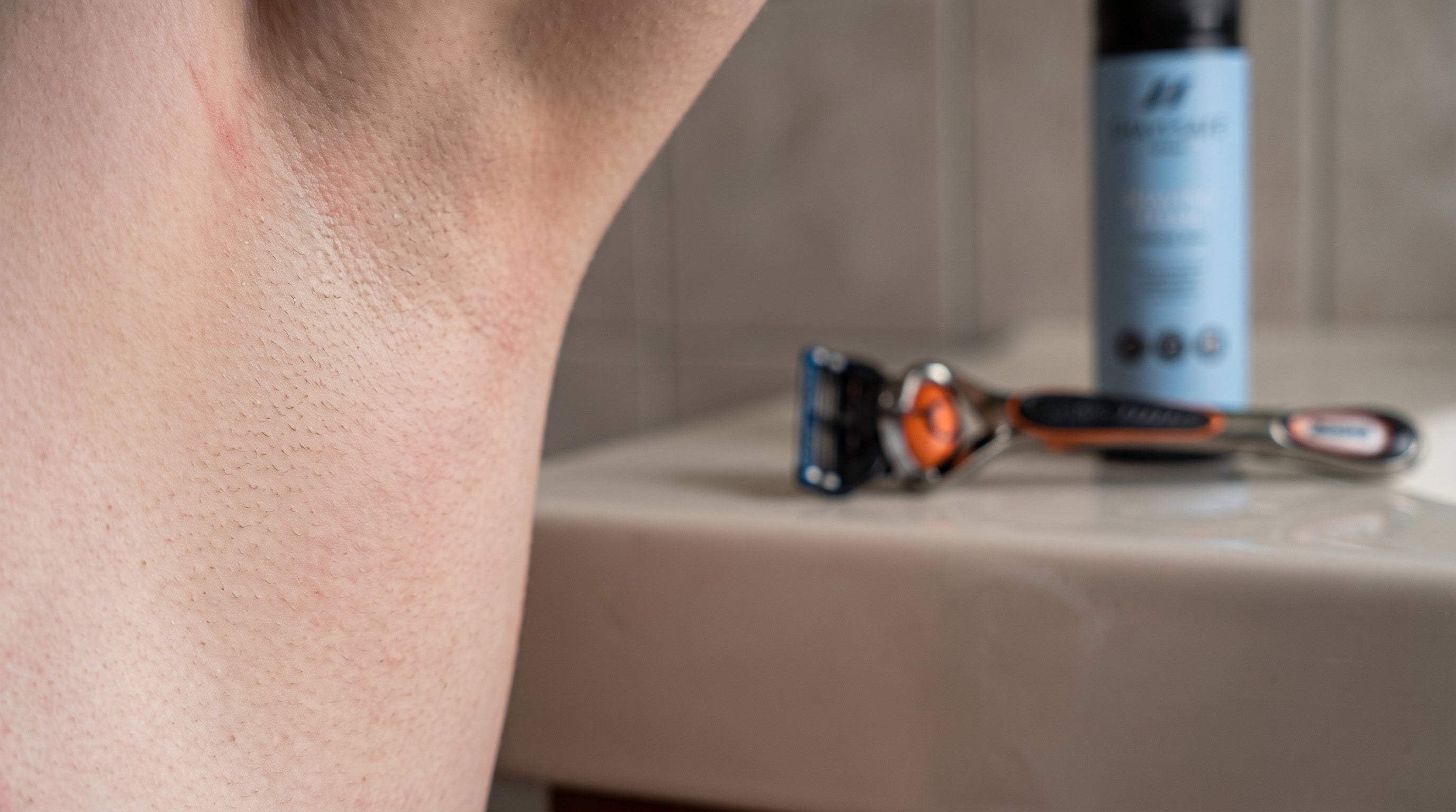 Deodorant efter barbering med ShaveSafe. AI-genereret billede.
