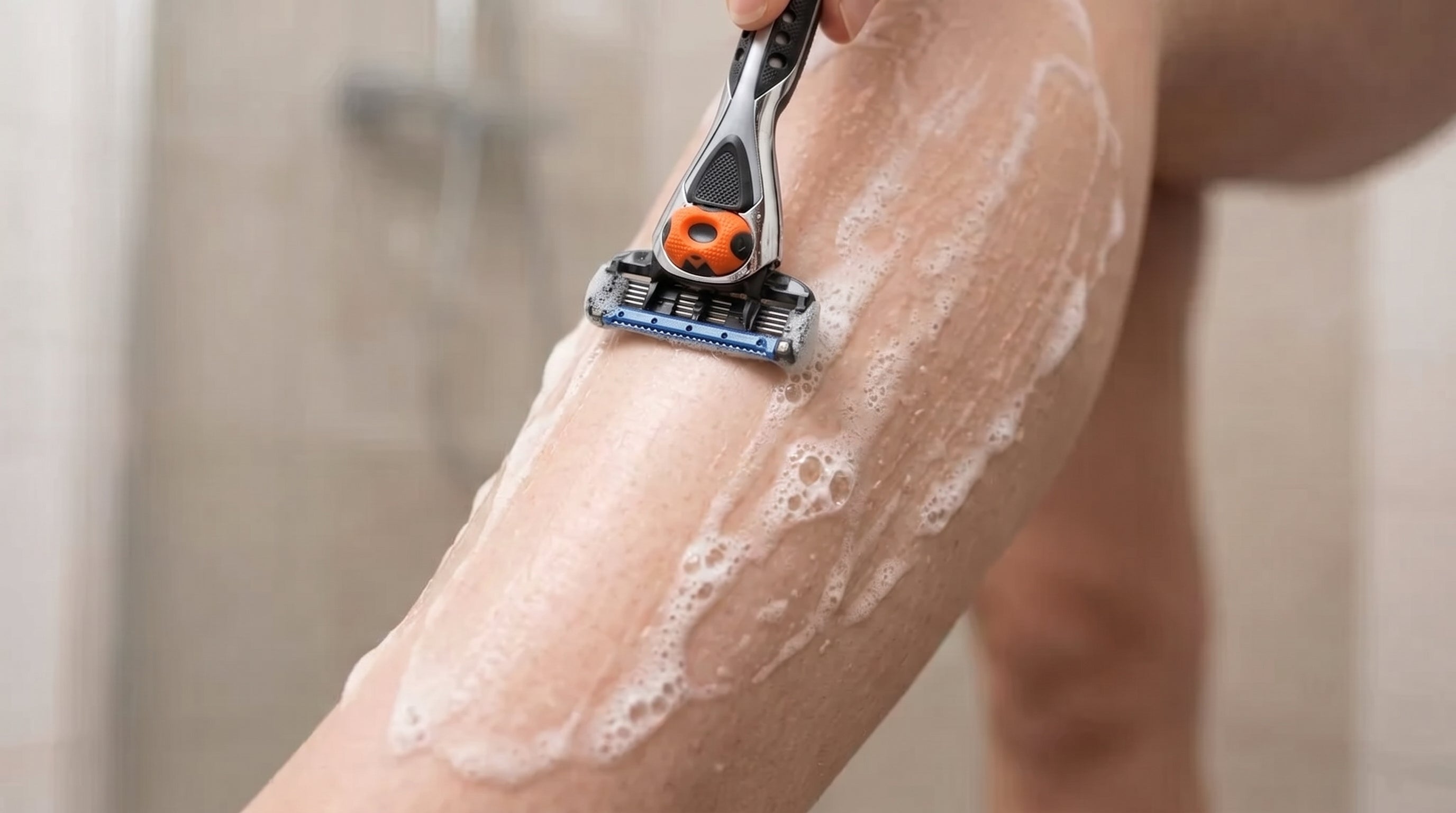 Haardt vand og barbering, med ShaveSafe. AI-genereret billede.