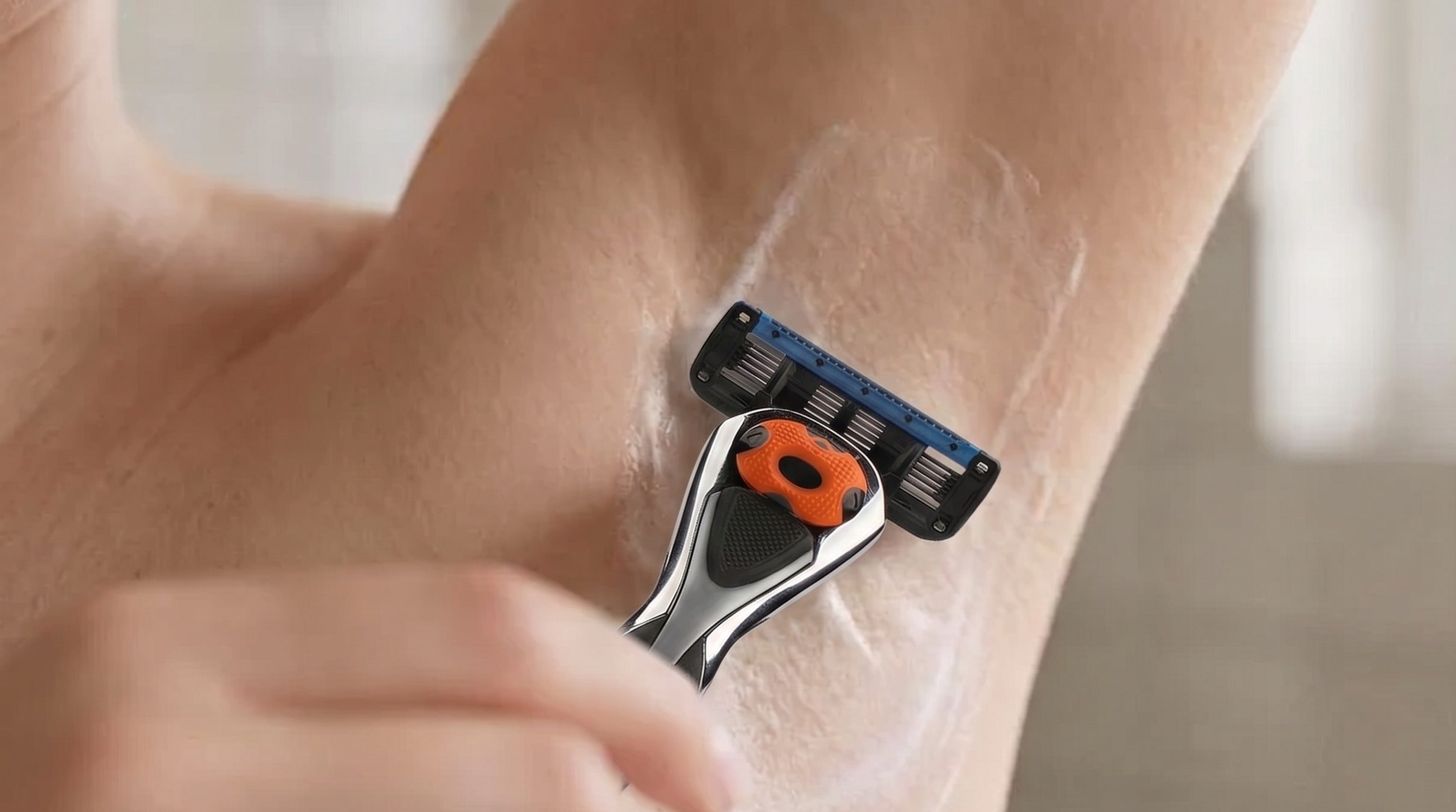 Kvinde barberer armhule med ShaveSafe. AI-genereret billede.