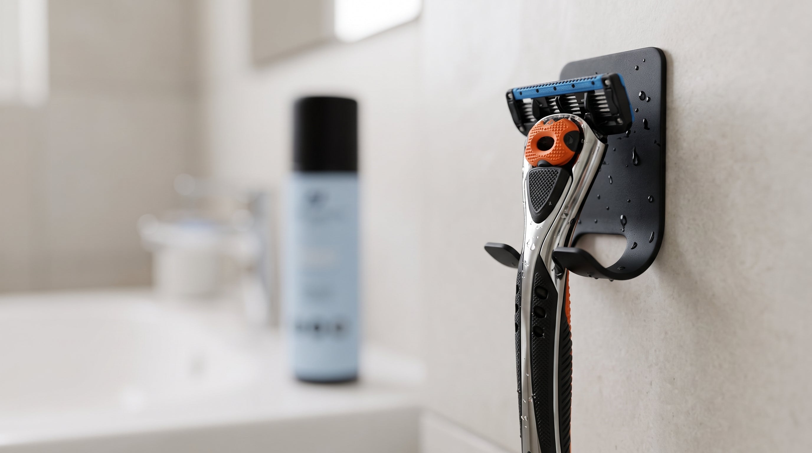 ShaveSafe skraberholder paa badevaerelset. AI-genereret billede.
