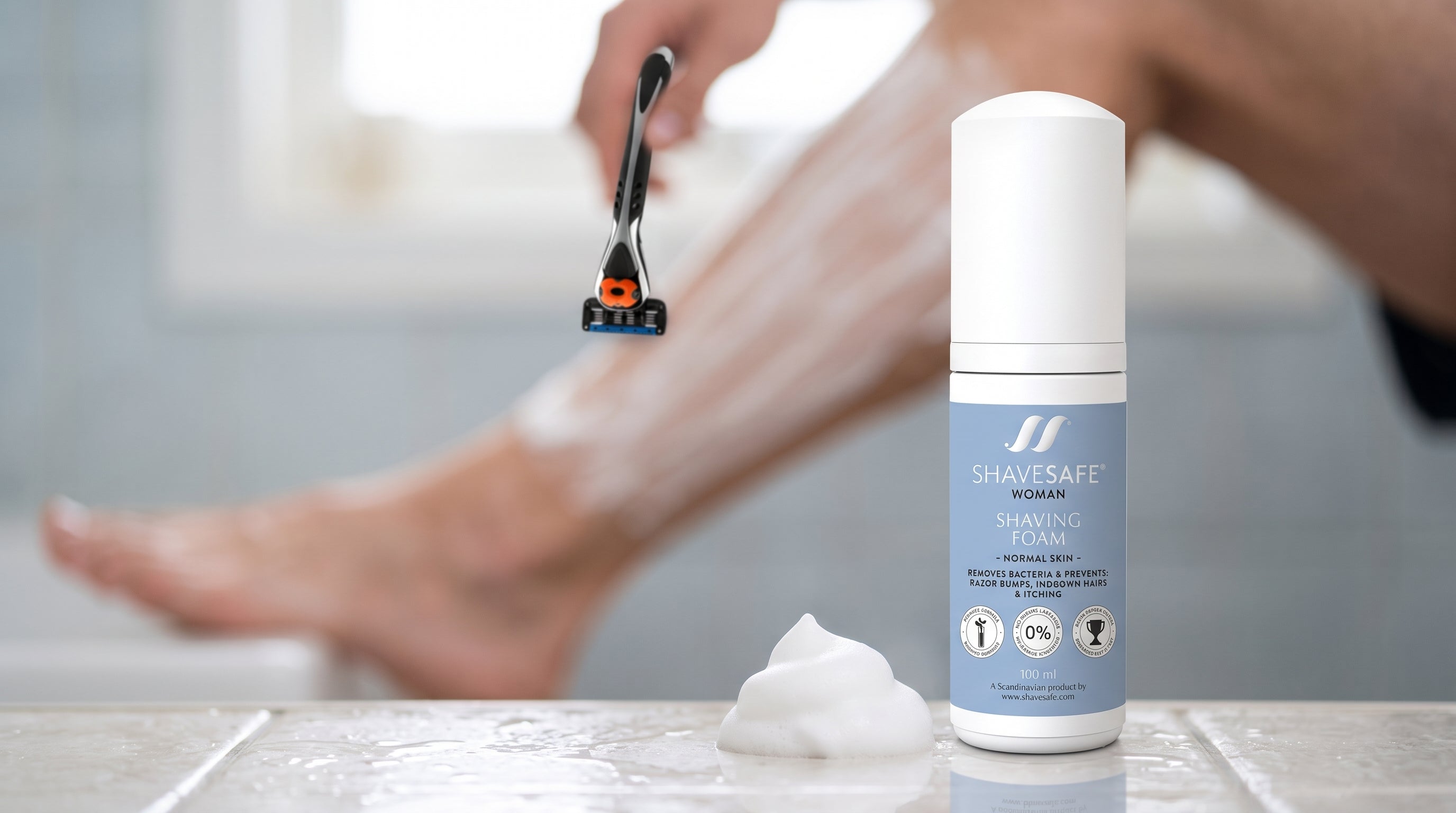 ShaveSafe skraber med tre og fem blade. AI-genereret billede.