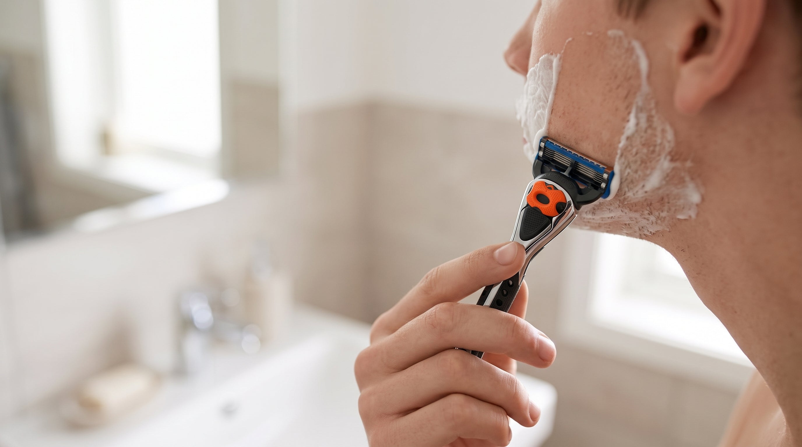 Barbermaskine eller ShaveSafe skraber til teenagere. AI-genereret billede.